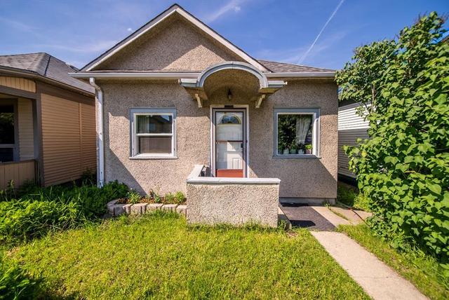 216 20 Avenue Nw, House detached with 2 bedrooms, 1 bathrooms and 1 parking in Calgary AB | Card Image