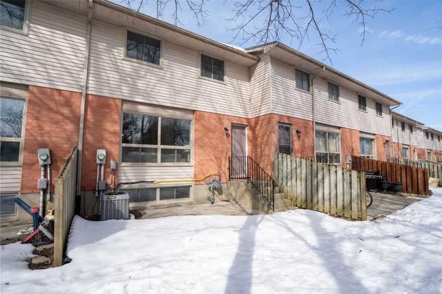 355 Sandringham Cres, Townhouse with 3 bedrooms, 2 bathrooms and 1 parking in London ON | Image 8