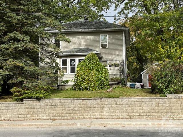 145 Queen Street, House detached with 3 bedrooms, 2 bathrooms and 4 parking in Smiths Falls ON | Image 3