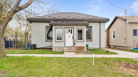 143 Charlotte Street, House detached with 3 bedrooms, 1 bathrooms and 3 parking in Brantford ON | Card Image