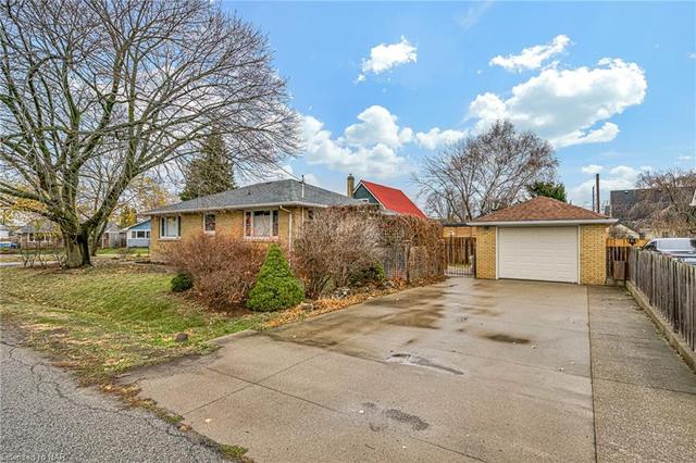 3 Mary Street, House detached with 2 bedrooms, 1 bathrooms and 5 parking in St. Catharines ON | Image 2