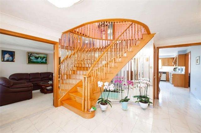 16 Vogue Crt, House detached with 4 bedrooms, 3 bathrooms and 2 parking in Hamilton ON | Image 3