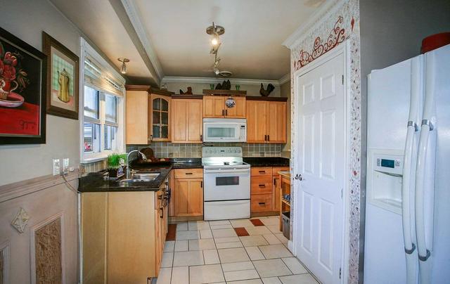 4007 Bloor St W, House detached with 3 bedrooms, 2 bathrooms and 6 parking in Toronto ON | Image 3