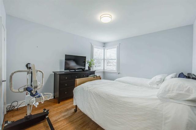 19 Rothwell Rd, House detached with 3 bedrooms, 2 bathrooms and 3 parking in Toronto ON | Image 3