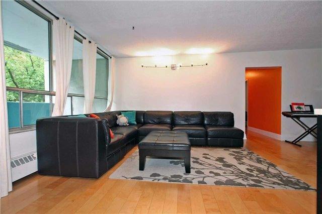 404 - 65 Southport St, Condo with 3 bedrooms, 2 bathrooms and 1 parking in Toronto ON | Image 3