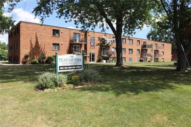 2 - 454 Carlton St, Condo with 2 bedrooms, 1 bathrooms and 1 parking in St. Catharines ON | Image 1