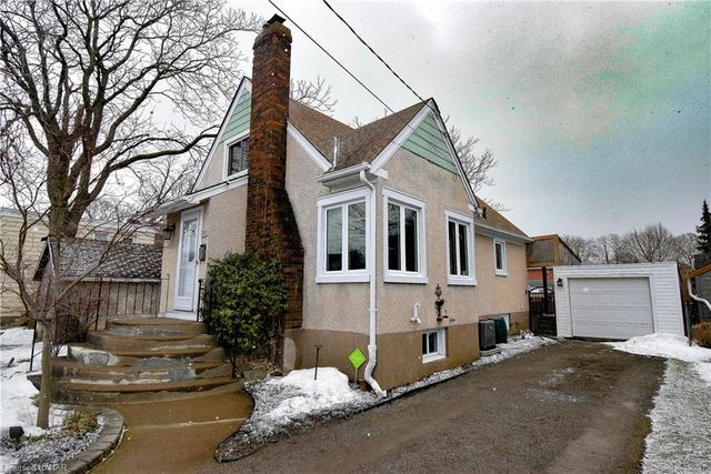 30 Stuart Avenue, House detached with 4 bedrooms, 2 bathrooms and 3 parking in St. Catharines ON | Image 2