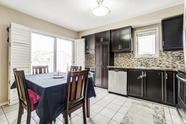 113 Chipmunk Cres, House attached with 3 bedrooms, 3 bathrooms and 2 parking in Brampton ON | Image 2