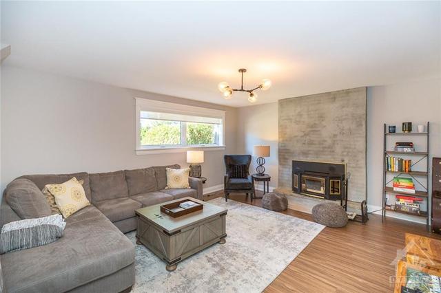 821 Hare Avenue, House detached with 3 bedrooms, 3 bathrooms and 6 parking in Ottawa ON | Image 22