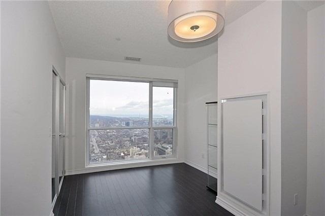 5604 - 386 Yonge St, Condo with 2 bedrooms, 2 bathrooms and 1 parking in Toronto ON | Image 9