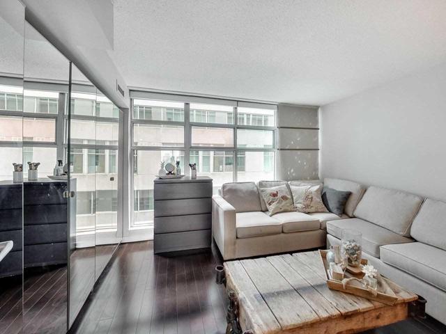 922 - 388 Richmond St W, Condo with 2 bedrooms, 2 bathrooms and 0 parking in Toronto ON | Image 14