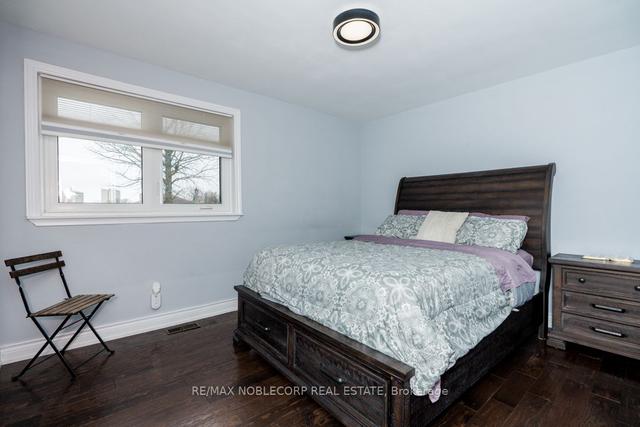103 Exbury Rd, House detached with 3 bedrooms, 2 bathrooms and 5 parking in Toronto ON | Image 16
