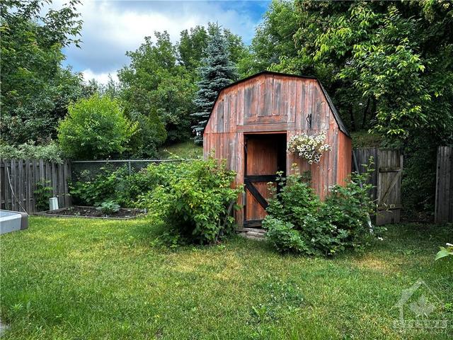 Summer photo of the backyard. No rear neighbours! | Image 28