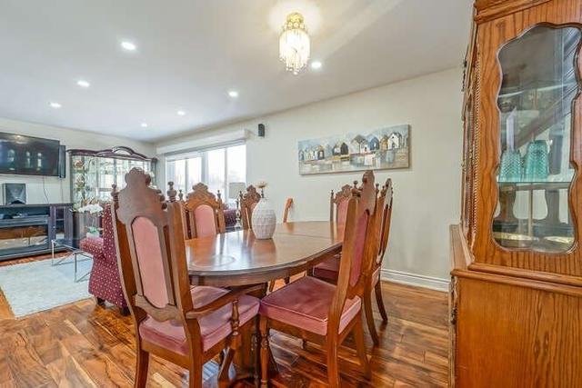 81 Cornwall Rd, House detached with 3 bedrooms, 2 bathrooms and 5 parking in Brampton ON | Image 2