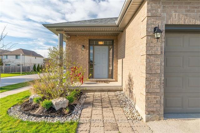 1233 Lawson Rd, House detached with 2 bedrooms, 3 bathrooms and 4 parking in London ON | Image 23