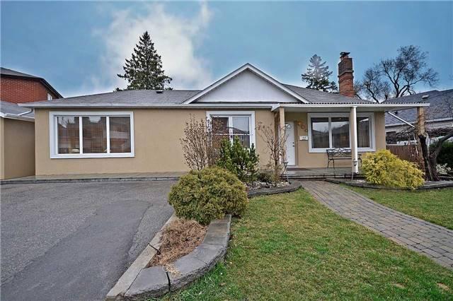 21 Kenora Cres, House detached with 2 bedrooms, 3 bathrooms and 4 parking in Toronto ON | Image 1