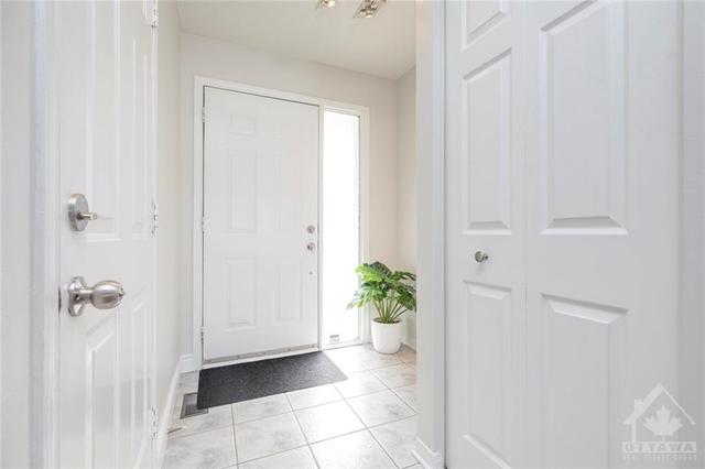 8 Whalings Circle, Townhouse with 3 bedrooms, 2 bathrooms and 3 parking in Ottawa ON | Image 2