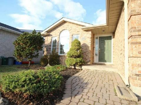 8239 Harvest Cres, House detached with 3 bedrooms, 2 bathrooms and 2 parking in Niagara Falls ON | Image 2