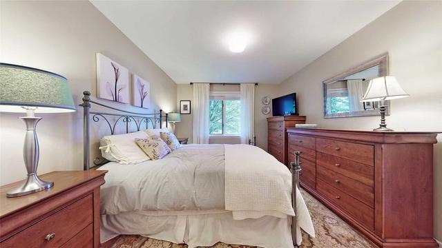 27 Regency Sq, House detached with 4 bedrooms, 3 bathrooms and 5 parking in Toronto ON | Image 6