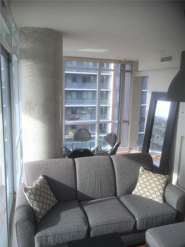 1002 - 30 Canterbury Pl, Condo with 2 bedrooms, 1 bathrooms and 1 parking in Toronto ON | Image 3