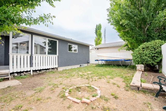 84 Mt Rundle Boulevard W, House detached with 5 bedrooms, 3 bathrooms and 4 parking in Lethbridge AB | Image 36