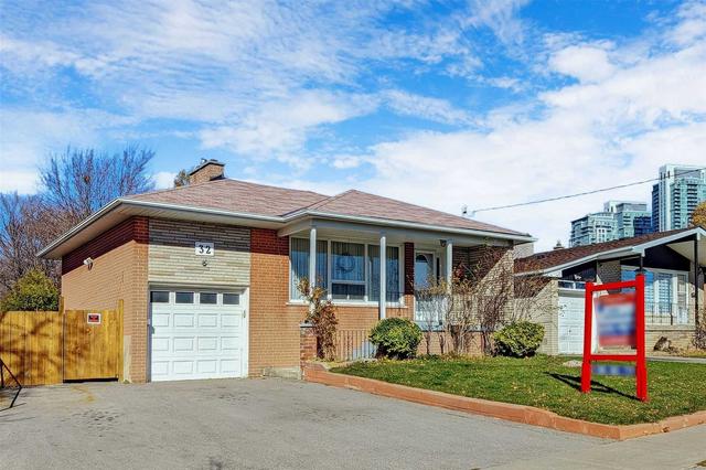 32 Bernadine St, House detached with 3 bedrooms, 2 bathrooms and 3 parking in Toronto ON | Image 12