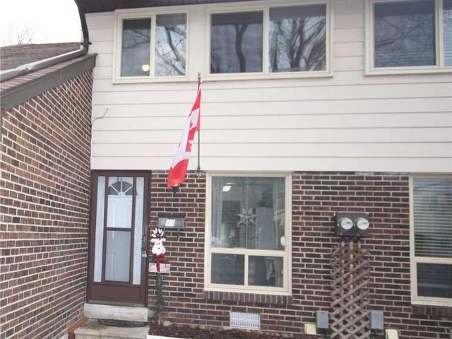 43 - 155 Glovers Rd, Townhouse with 3 bedrooms, 2 bathrooms and 1 parking in Oshawa ON | Image 2
