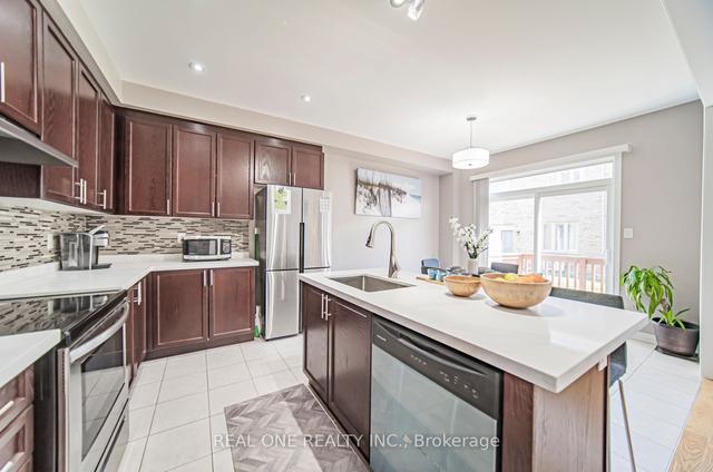 121 Decast Cres, House attached with 3 bedrooms, 3 bathrooms and 2 parking in Markham ON | Image 6