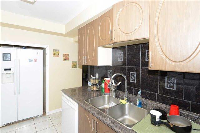 7 Kimberley Cres, Townhouse with 3 bedrooms, 4 bathrooms and 2 parking in Brampton ON | Image 6