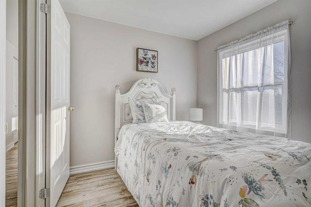 399 Fleetwood Dr, House semidetached with 4 bedrooms, 2 bathrooms and 3 parking in Oshawa ON | Image 16