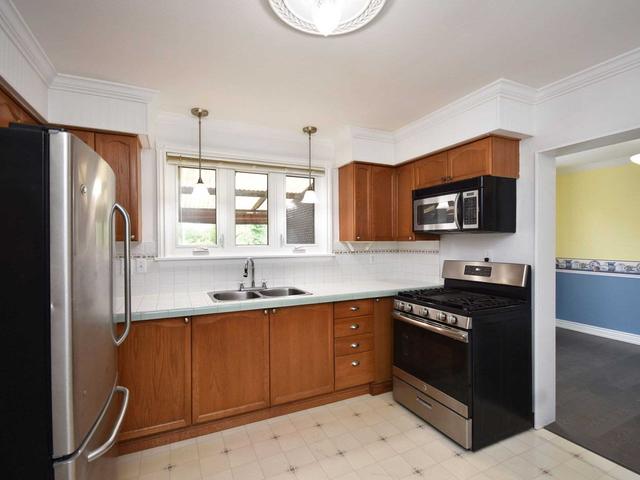 237 Avondale Blvd, House detached with 4 bedrooms, 3 bathrooms and 4 parking in Brampton ON | Image 5