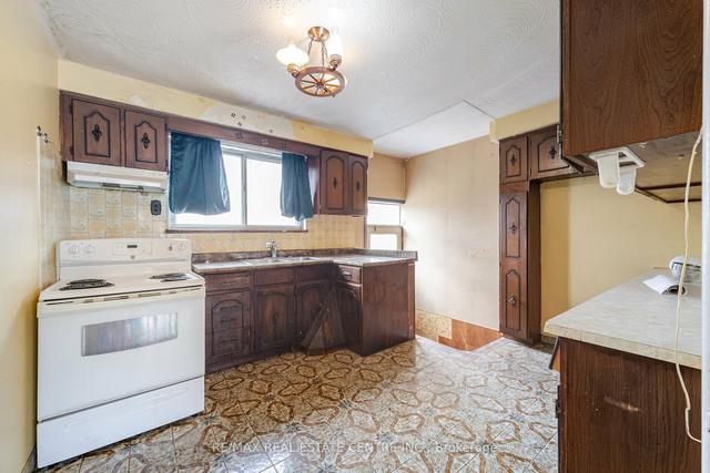 7088 Minotola Ave, House detached with 3 bedrooms, 2 bathrooms and 4 parking in Mississauga ON | Image 17