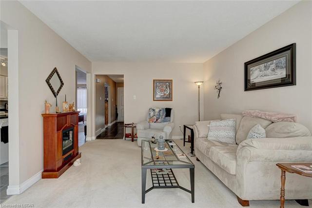 - - 783 Berkshire Drive E, House attached with 3 bedrooms, 2 bathrooms and 2 parking in London ON | Image 5