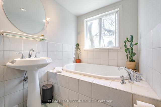 117 Eastville Ave, House detached with 3 bedrooms, 3 bathrooms and 4 parking in Toronto ON | Image 18