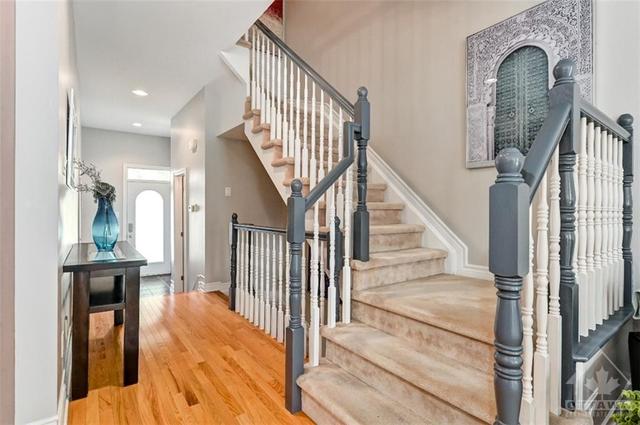 268 Stedman Street, Townhouse with 3 bedrooms, 3 bathrooms and 3 parking in Ottawa ON | Image 3