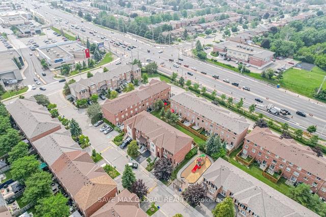 28 - 2 Clay Brick Crt, Townhouse with 3 bedrooms, 2 bathrooms and 2 parking in Brampton ON | Image 27