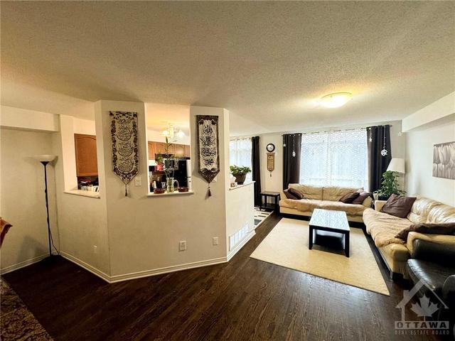 272 Macoun Circle, Townhouse with 3 bedrooms, 3 bathrooms and 2 parking in Ottawa ON | Image 3