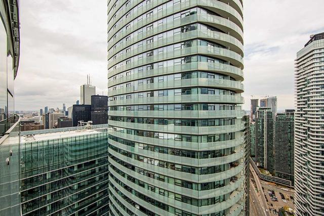 5211 - 12 York St, Condo with 1 bedrooms, 1 bathrooms and 1 parking in Toronto ON | Image 15