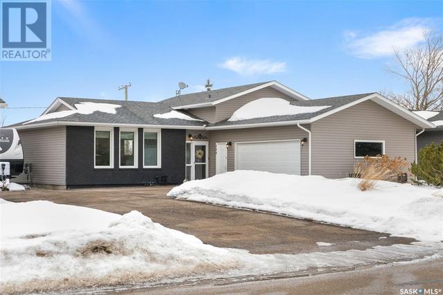 108 8th Avenue E, House detached with 3 bedrooms, 3 bathrooms and null parking in Watrous SK | Image 2