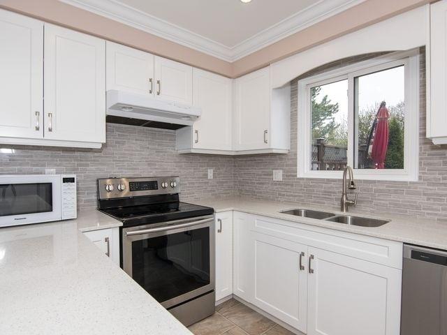 98 Rushmore Cres, House attached with 3 bedrooms, 2 bathrooms and 3 parking in Brampton ON | Image 2