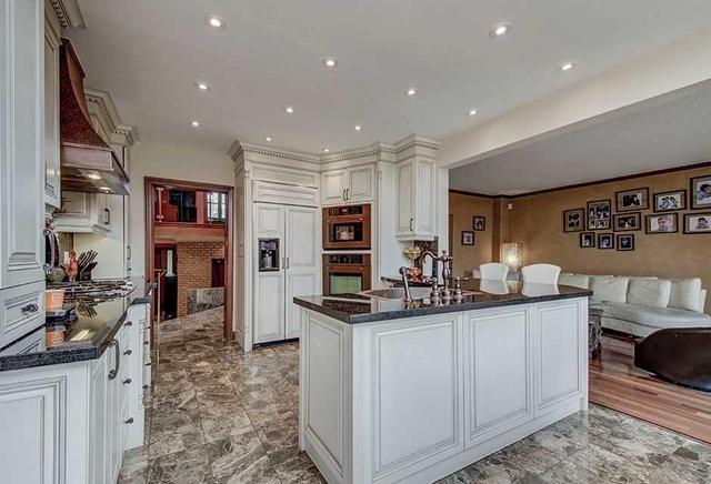 402 Spring Gate Blvd, House detached with 4 bedrooms, 4 bathrooms and 6 parking in Vaughan ON | Image 3