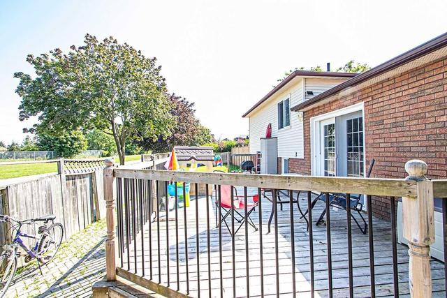 413 Farewell St, House detached with 3 bedrooms, 2 bathrooms and 5 parking in Oshawa ON | Image 2