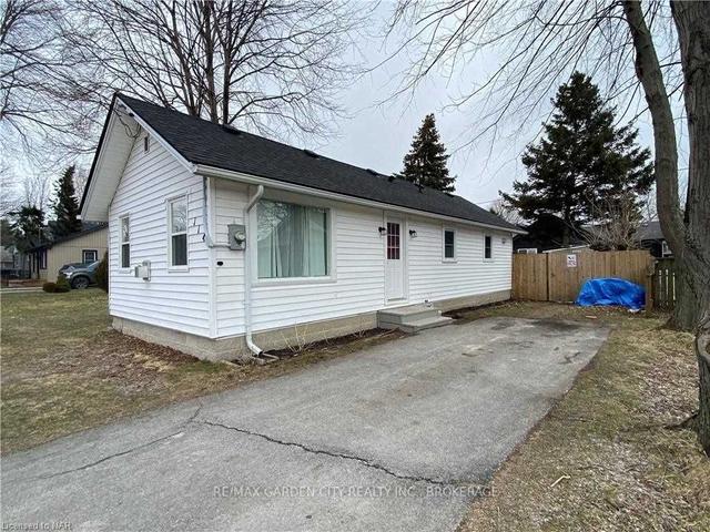 114 Belvedere Rd, House detached with 2 bedrooms, 1 bathrooms and 2 parking in Fort Erie ON | Image 1