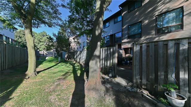 52 Carleton Pl, Townhouse with 3 bedrooms, 2 bathrooms and 2 parking in Brampton ON | Image 7