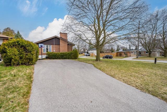 996 Regent Dr, House detached with 3 bedrooms, 2 bathrooms and 3 parking in Oshawa ON | Image 12