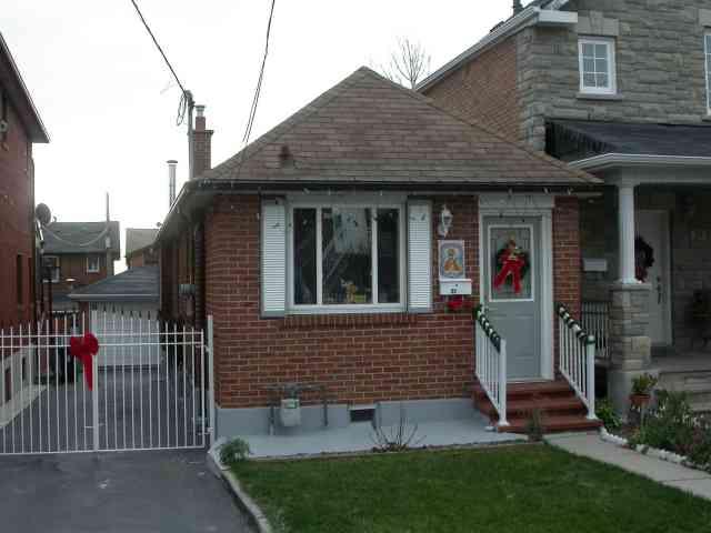 37 Bloem Ave, House detached with 2 bedrooms, 2 bathrooms and 5 parking in Toronto ON | Image 1