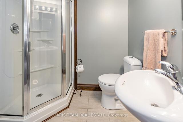 14 Wildflower Crt, House detached with 2 bedrooms, 4 bathrooms and 4 parking in Barrie ON | Image 11
