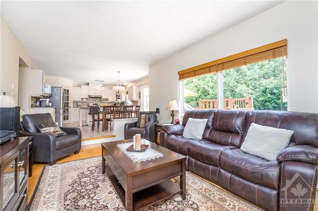 28 Thresher Avenue, House detached with 4 bedrooms, 3 bathrooms and 6 parking in Ottawa ON | Image 14