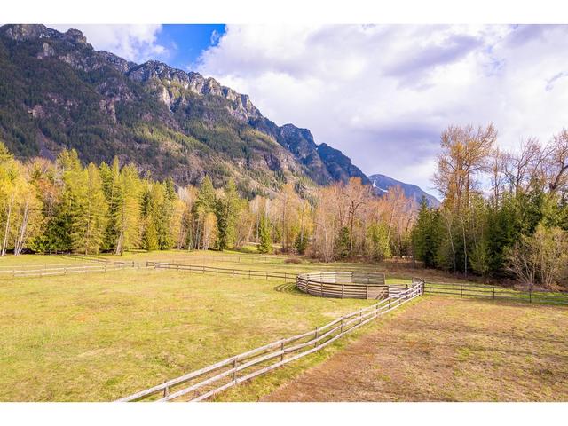 4856 32nd Street, House detached with 3 bedrooms, 2 bathrooms and 2 parking in Central Kootenay B BC | Image 2