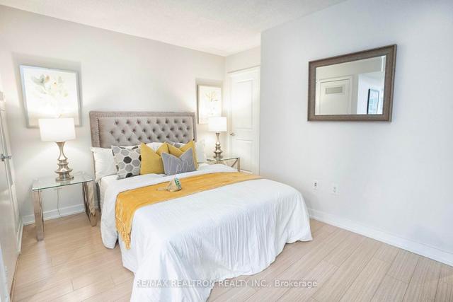 922 - 21 Iceboat Terr, Condo with 0 bedrooms, 1 bathrooms and 0 parking in Toronto ON | Image 2